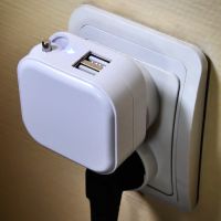 Адаптер с двумя USB-портами для зарядки от сети и от прикуривателя "Socket",6x5,7x4см